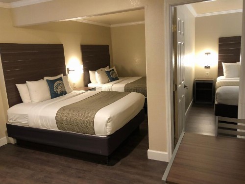 El Castell Motel - image 21