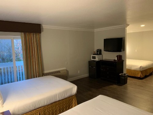 Stargazer Inn and Suites - image 12