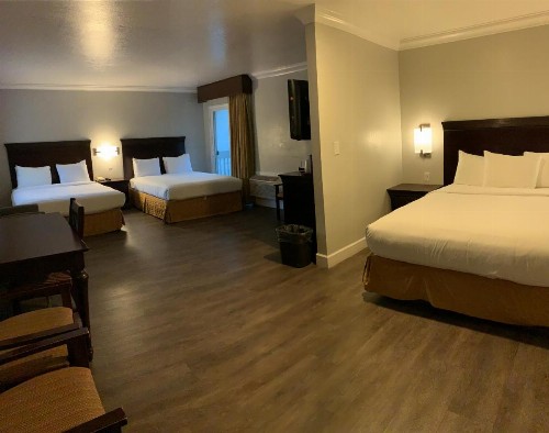 Stargazer Inn and Suites - image 14