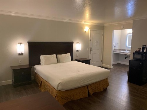Stargazer Inn and Suites - image 17