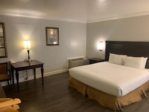 Stargazer Inn and Suites - image 18