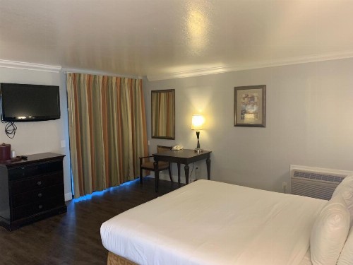 Stargazer Inn and Suites - image 19