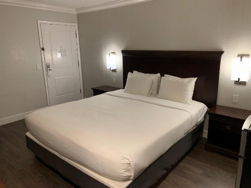 Stargazer Inn and Suites - image 21