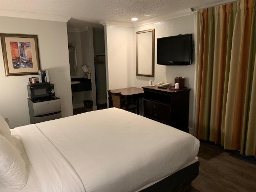 Stargazer Inn and Suites - image 23