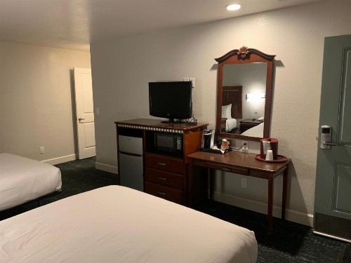 Stargazer Inn and Suites - image 24