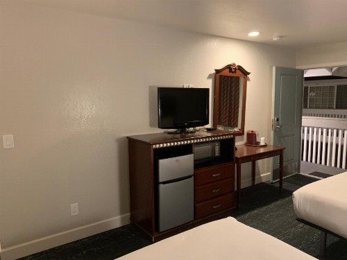 Stargazer Inn and Suites - image 25