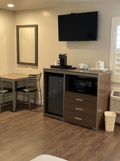 Stargazer Inn and Suites - image 35
