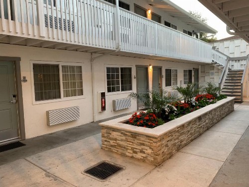 Stargazer Inn and Suites - image 5