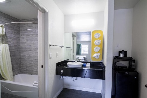 Motel 6 - Downtown Monterey - image 20