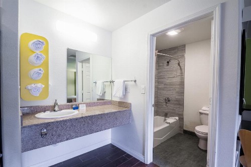 Motel 6 - Downtown Monterey - image 3