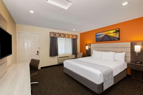 Days Inn by Wyndham Monterey-Fisherman's Wharf Aquarium - image 6