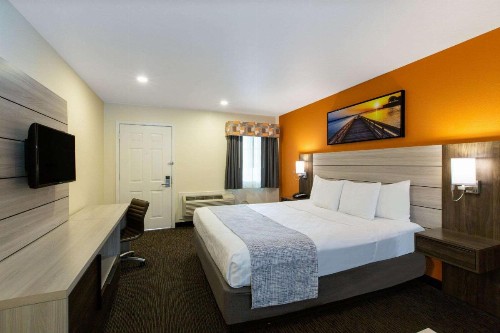 Days Inn by Wyndham Monterey-Fisherman's Wharf Aquarium - image 8
