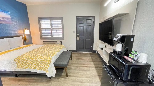Candle Bay Inn - image 15