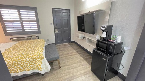 Candle Bay Inn - image 17