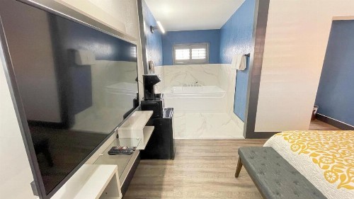 Candle Bay Inn - image 18