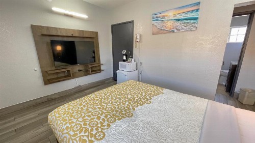 Candle Bay Inn - image 23