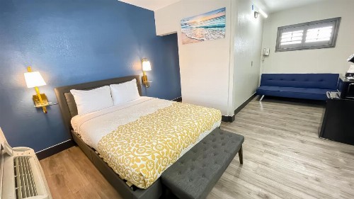 Candle Bay Inn - image 25
