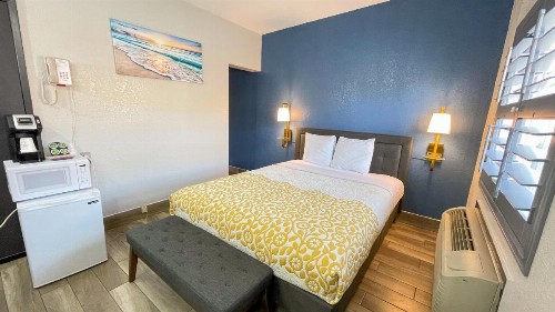 Candle Bay Inn - image 27