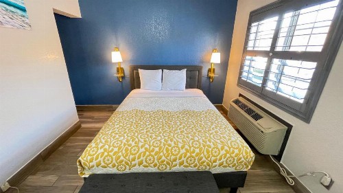 Candle Bay Inn - image 28