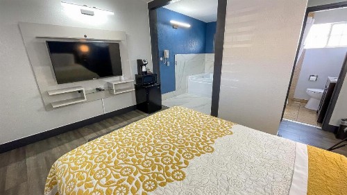 Candle Bay Inn - image 29