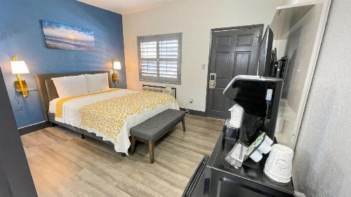 Candle Bay Inn - image 4