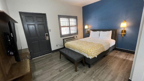 Candle Bay Inn - image 6