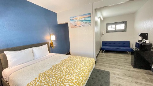 Candle Bay Inn - image 7