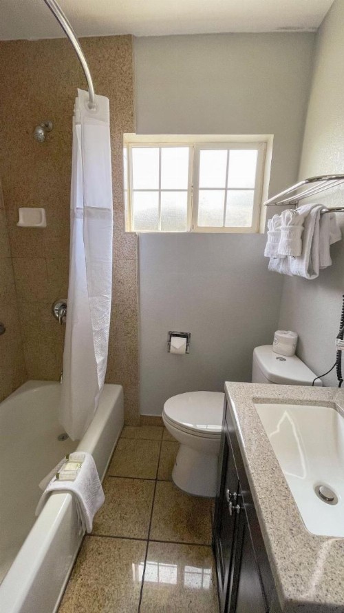 Candle Bay Inn - image 9