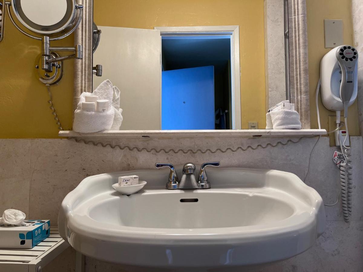 Monterey Bay Lodge - image 2
