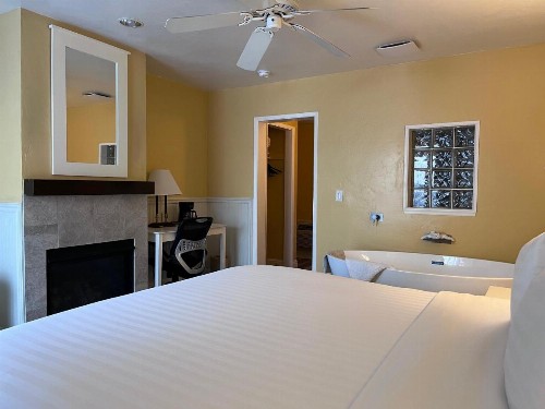 Monterey Bay Lodge - image 4