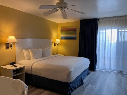 Monterey Bay Lodge - image 5