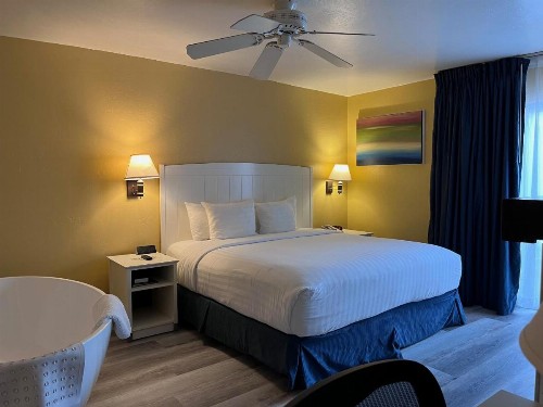 Monterey Bay Lodge - image 6