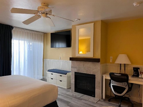 Monterey Bay Lodge - image 7