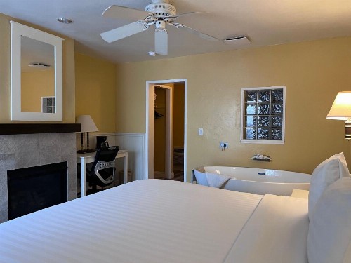 Monterey Bay Lodge - image 8