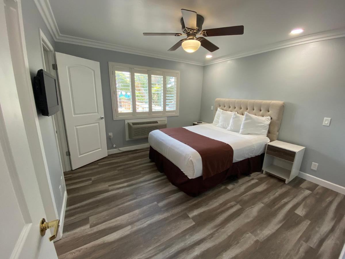 Lone Oak Lodge - main image