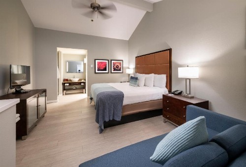 Mariposa Inn and Suites - image 12