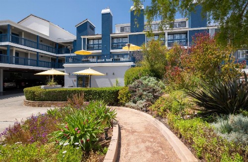 Mariposa Inn and Suites - image 16