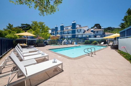Mariposa Inn and Suites - image 4