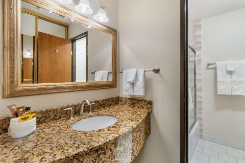 Best Western Plus Monterey Inn - image 28