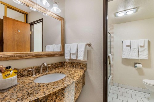 Best Western Plus Monterey Inn - image 40