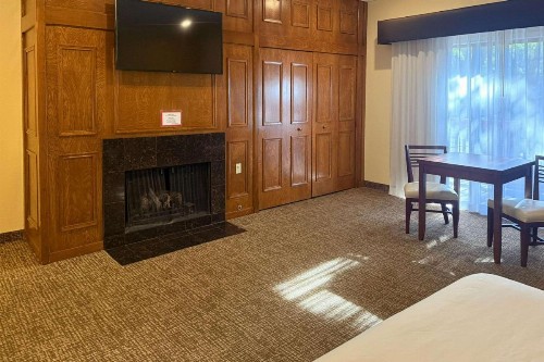 Comfort Inn Monterey Peninsula Airport - image 26