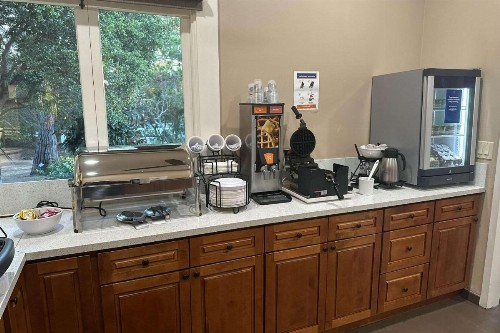 Comfort Inn Monterey Peninsula Airport - image 32