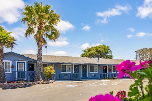 The Monterey Fireplace Inn - image 32