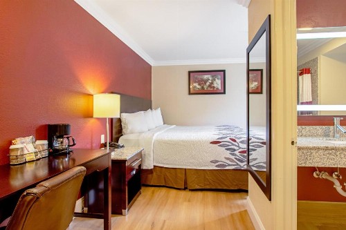 Red Roof Inn & Suites Monterey - image 19