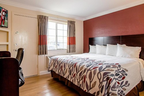 Red Roof Inn & Suites Monterey - image 22