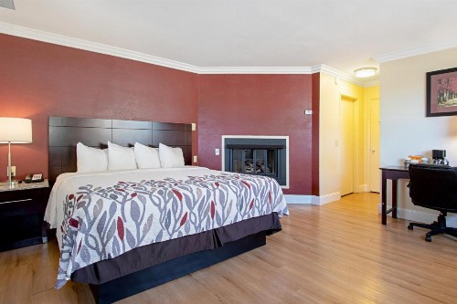 Red Roof Inn & Suites Monterey - image 25