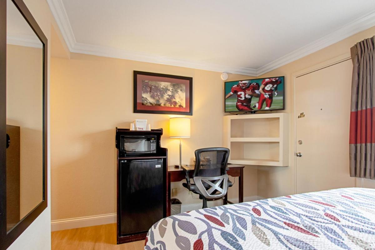 Red Roof Inn & Suites Monterey - image 5