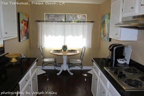 Pebble Beach Tree House Views of the Ocean Vaulted Ceilings Close to Everything - image 11