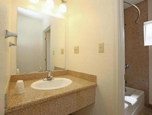 Candle Bay Inn - image 3