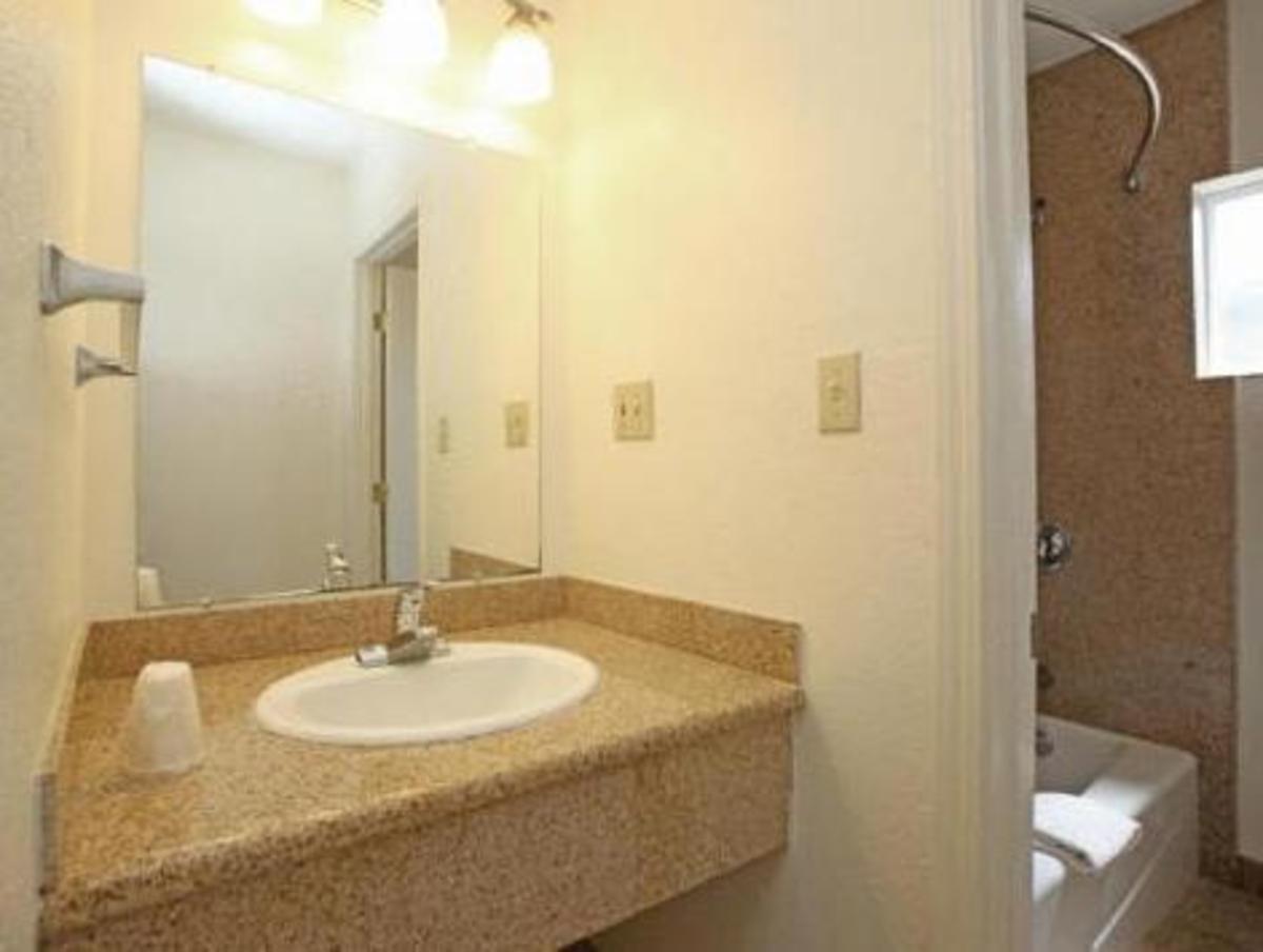 Candle Bay Inn - image 3